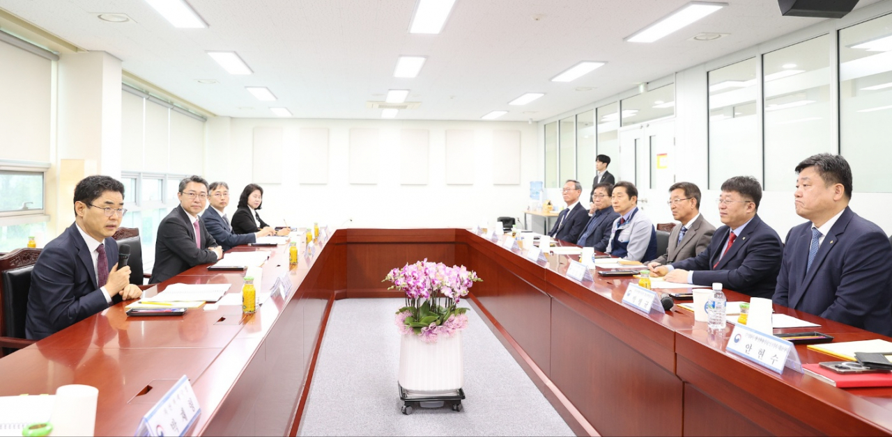 김창기 국세청장이 5일 경남 진주 뿌리기술지원센터에서 진행된 항공우주산업 분야 중소기업 간담회에서 모두발언을 하고 있다.[국세청 제공]