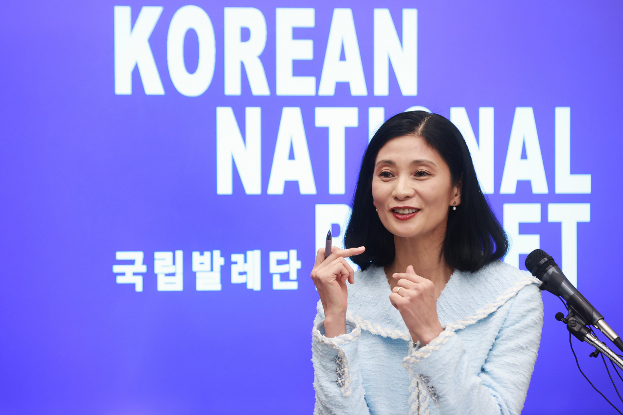 강수진 국립발레단 단장 겸 예술감독이 5일 오후 서울 서초구 국립예술단체 공연연습장에서 열린 기자 간담회에서 국립발레단 비전 발표를 하고 있다. [연합]