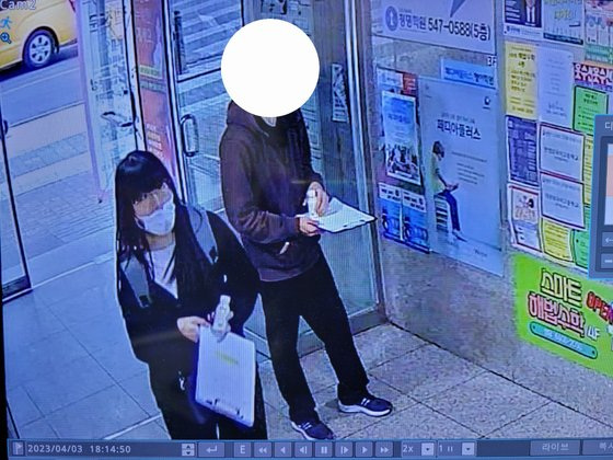 A man in his 40s and 20-something woman were caught on a CCTV footage near Gangnam-gu. They are accused of deceiving random students in the street to drink drug-infused drinks saying "the drink will boost memory and strengthen concentration." (Seoul Gangnam Police Station)