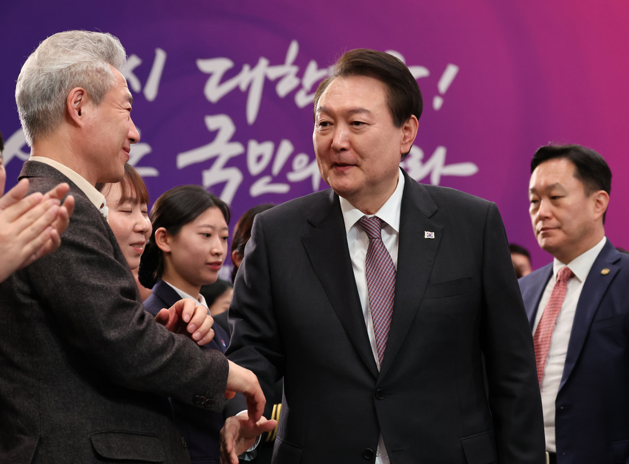 윤석열 대통령이 5일 청와대 영빈관에서 열린 제2차 국정과제점검회의에 입장하며 악수하고 있다. [연합]
