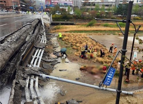 5일 오전 9시 45분께 경기도 성남시 분당구 정자동에서 하천을 가로지르는 교각 난간이 무너지는 사고가 났다. 이 사고로 교각 가드레일과 이정표 등이 산책로로 쏟아졌다. 이에 따라 30대 보행자 2명이 구조물 등에 맞아 중상을 입었다. 사진은 사고 현장 모습. [연합]
