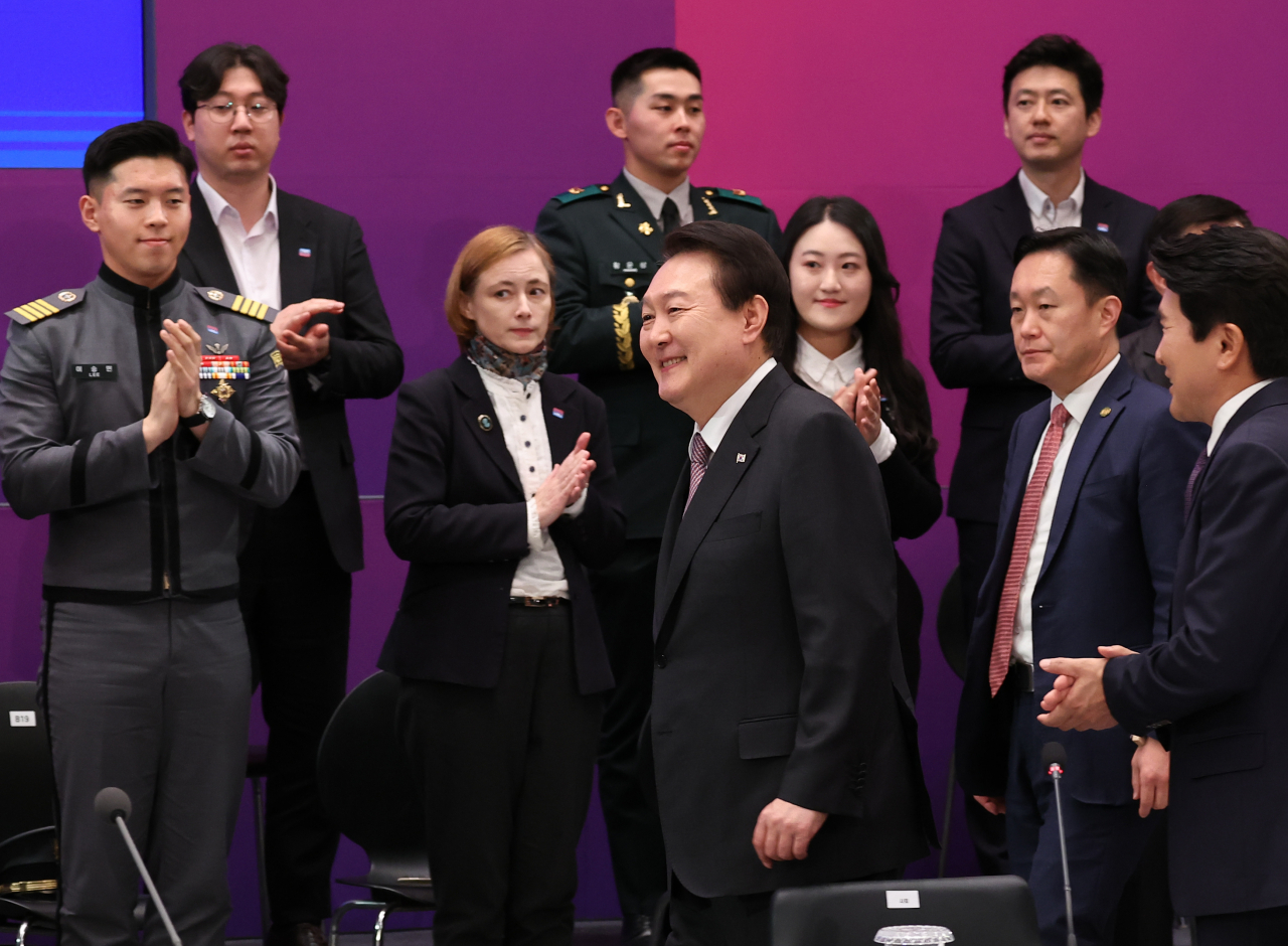 윤석열 대통령이 5일 청와대 영빈관에서 열린 제2차 국정과제점검회의에 박수를 받으며 입장하고 있다. [연합]