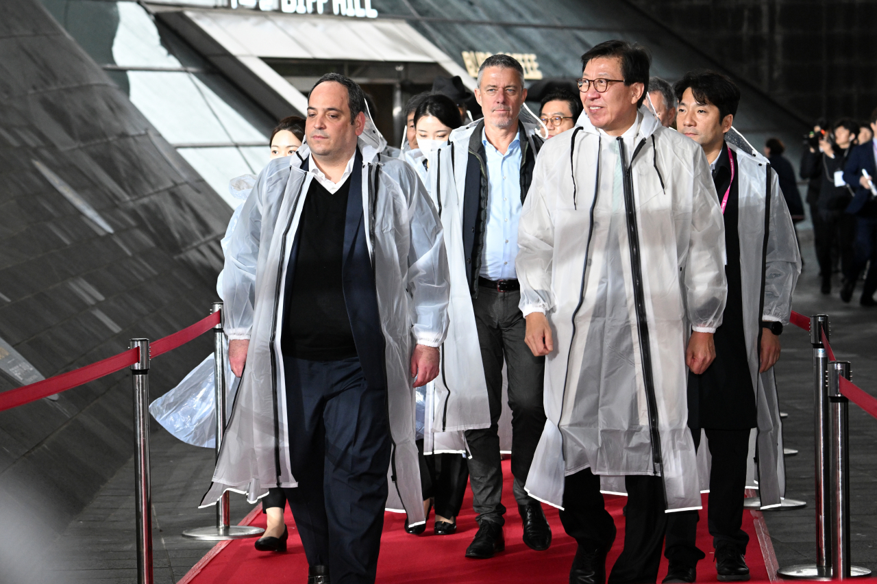 The Bureau International des Expositions (BIE) delegation and Busan Mayor Park Heong-joon (front right) enter on a red carpet to attend the "K-Culture Night" concert held at the Busan Cinema Center, Haeundae-gu, Busan. (Lim Se-jun/The Korea Herald)