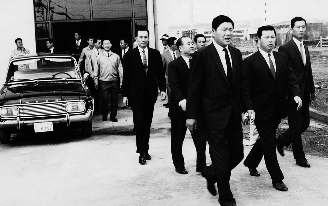 1969년 최종건 창업회장(앞줄 왼쪽 첫번째)과 최종현 선대회장(앞줄 왼쪽 두번째)이 폴리에스터 원사 공장 준공식에 참석하기 위해 이동하고 있다. [SK 제공]