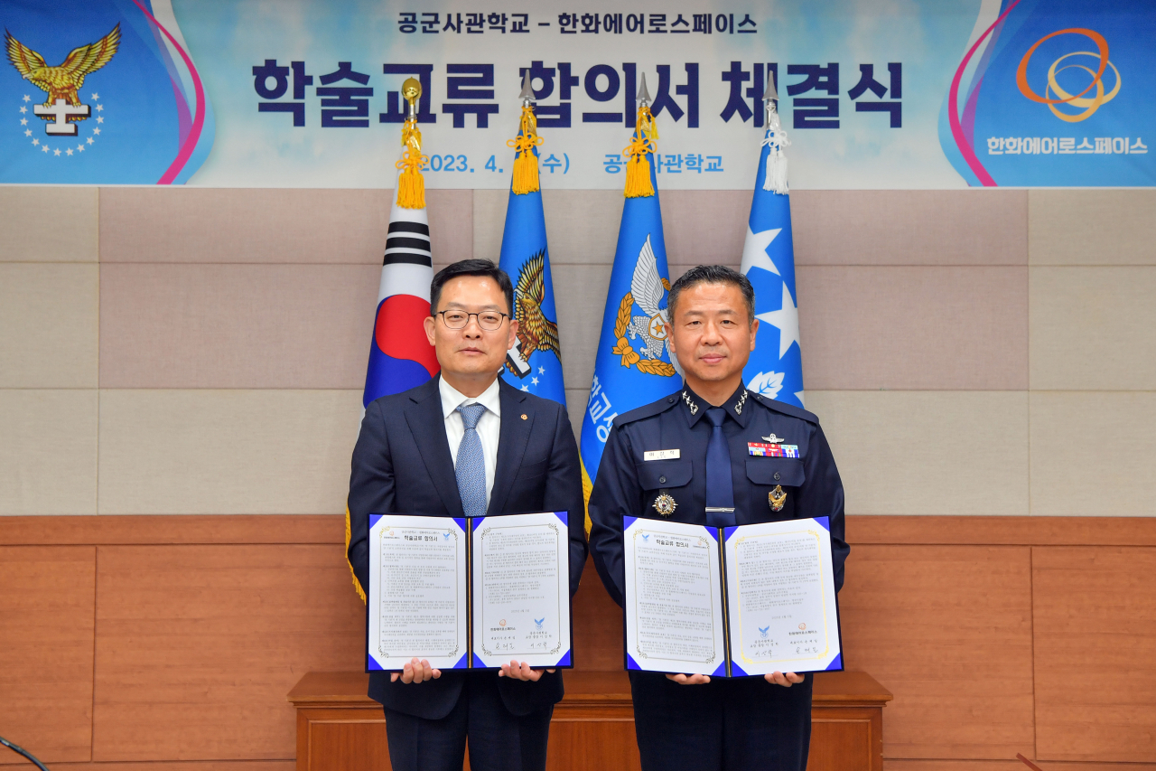 손재일(왼쪽) 한화에어로스페이스 대표와 이상학 공군사관학교장 중장이 기념사진을 찍고 있다. [한화에어로스페이스 제공]