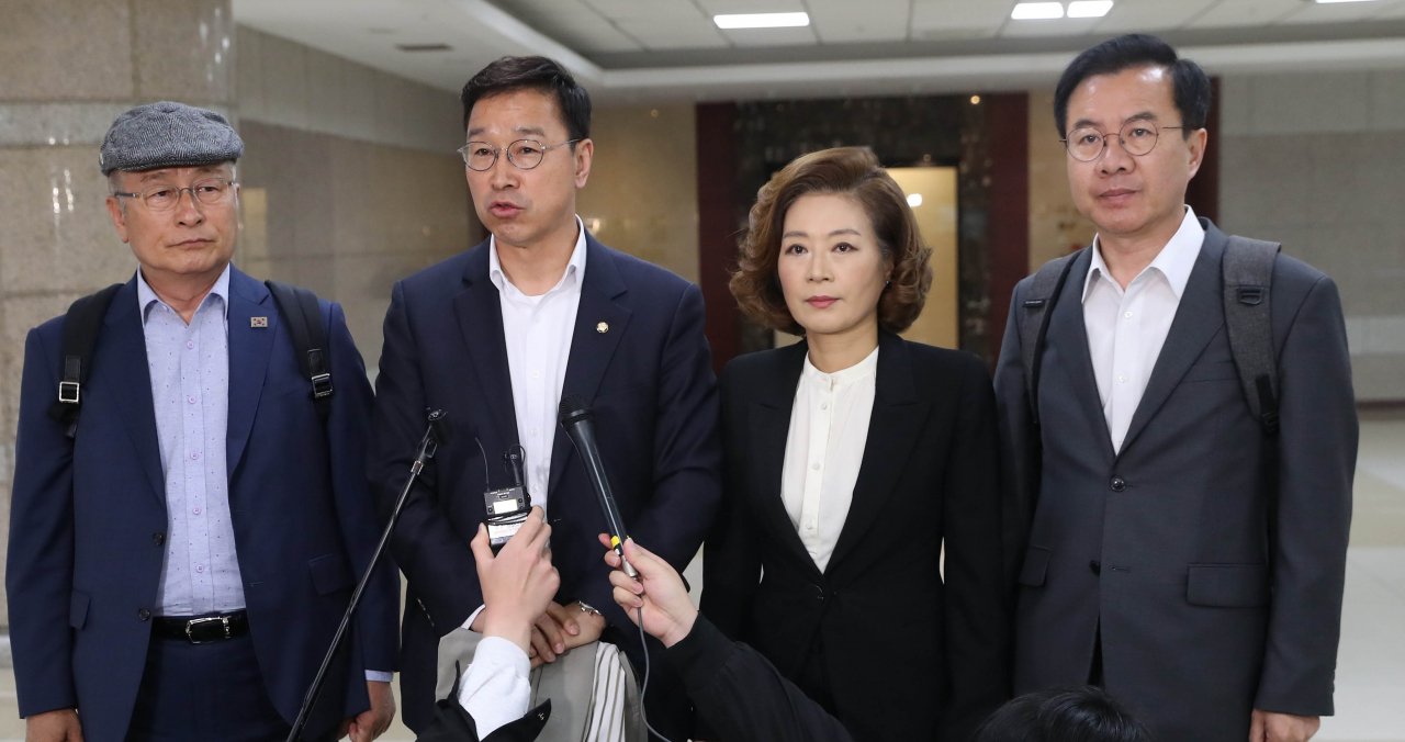 더불어민주당 후쿠시마 원전 오염수 대책단 소속 윤재갑·위성곤·양이원영·윤영덕 의원(왼쪽부터)이 6일 오전 오염수 방출 문제와 관련해 일본을 방문하기 위해 출국하기 전 김포공항 국제선 청사에서 기자회견을 하고 있다. [연합]