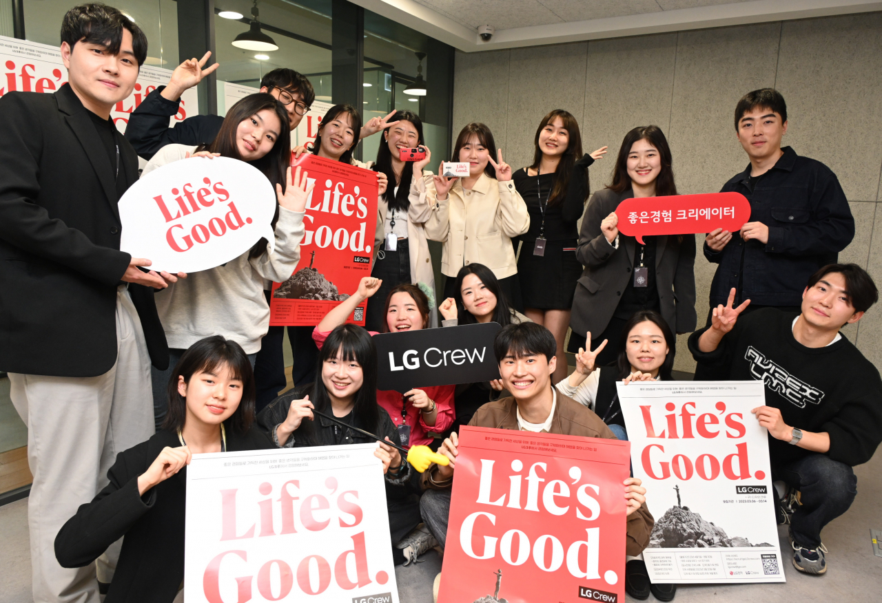 지난 5일 서울 강남구의 한 공유 오피스에서 진행된 LG크루 오리엔테이션에서 LG크루 16명이 기념사진을 촬영하는 모습. [LG전자 제공]