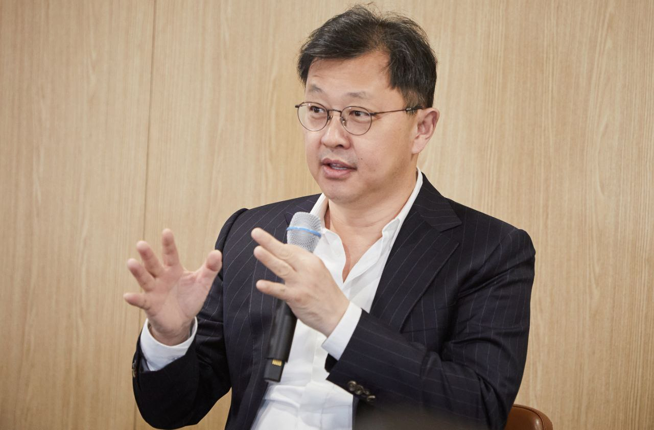 최재원 SK온 수석부회장이 5일 서울 종로구 SK온 관훈사옥에서 타운홀 미팅을 진행하고 있다. [SK온 제공]
