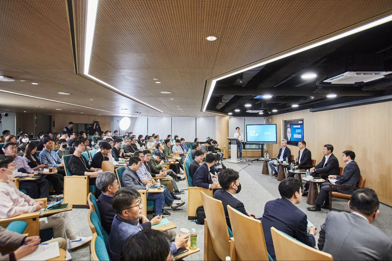 5일 서울 종로구 SK온 관훈사옥에서 열린 타운홀 미팅에서 SK온 경영진이 구성원들과 대화를 나누고 있다. [SK온 제공]