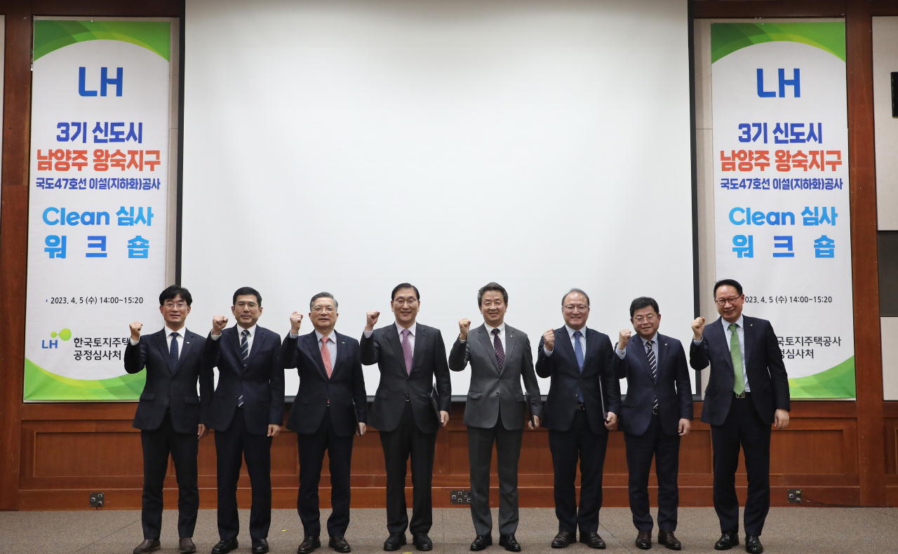 한국토지주택공사(LH)는 ‘남양주왕숙 국도47호선 이설(지하화) 공사’의 심사를 위해 지난 5일 워크숍을 실시했다고 6일 밝혔다. 사진은 이한준(왼쪽 세 번째) LH 사장 등 참석자들이 기념 촬영을 하는 모습.[한국토지주택공사]