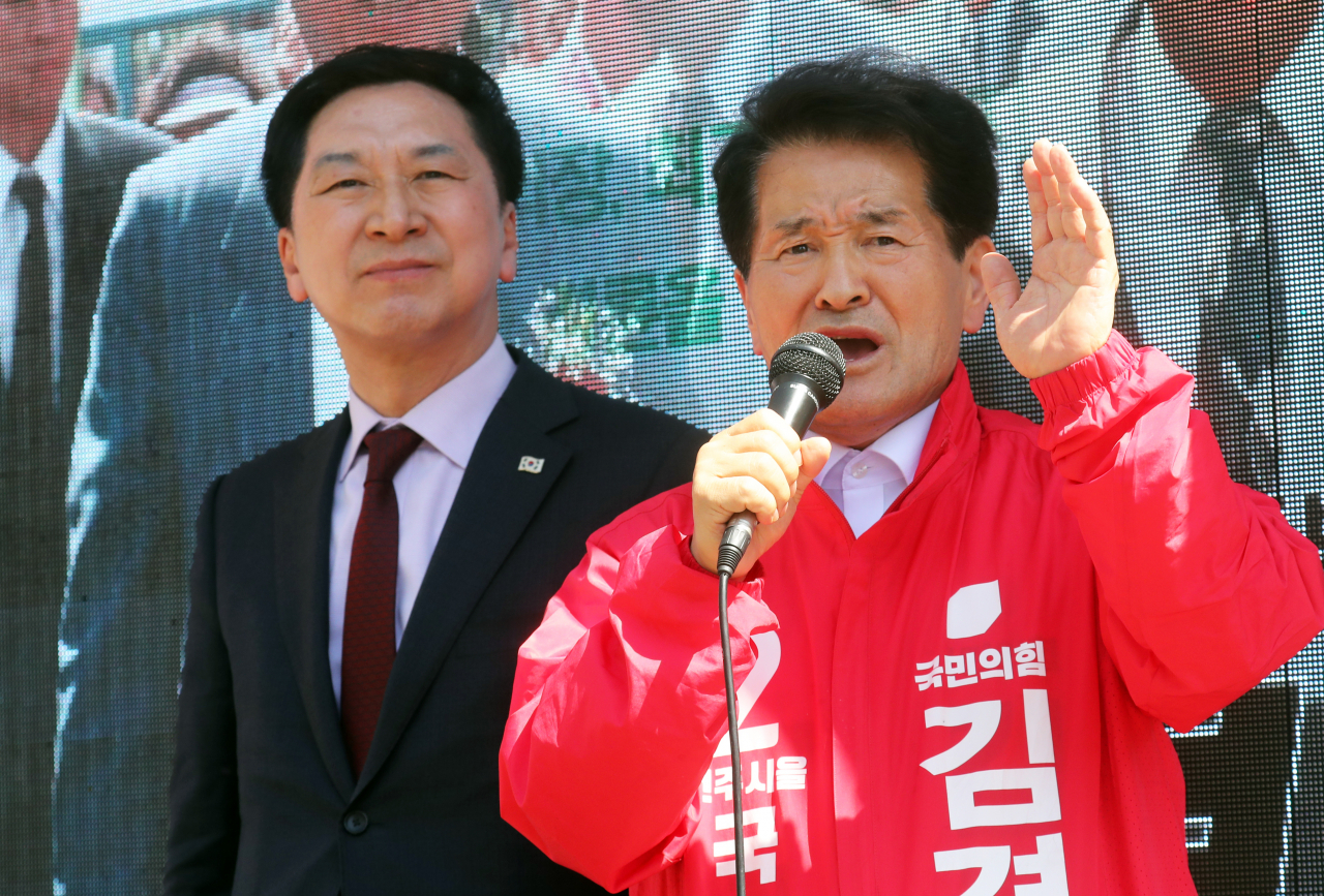 국민의힘 김기현 대표가 지난 2일 전북 전주시 서부시장에서 전주을 국회의원 재선거 출마한 김경민 후보의 유세에 함께 하고 있다. 연합뉴스