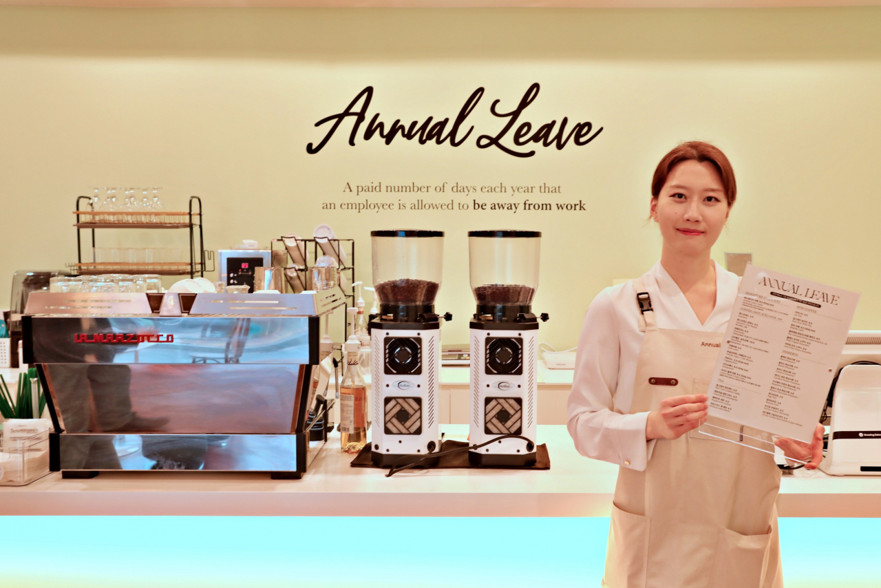롯데웰푸드 사내벤처 2기 김희지 애뉴얼리브 대표가 ‘애뉴얼리브(Annual Leave)’ 메뉴를 선보이고 있다. [롯데웰푸드 제공]