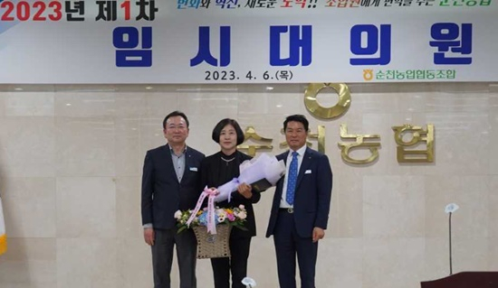 조도숙 신용상임이사(가운데)가 6일 최남휴 조합장(오른쪽)으로부터 당선 꽃다발을 받고 있다.