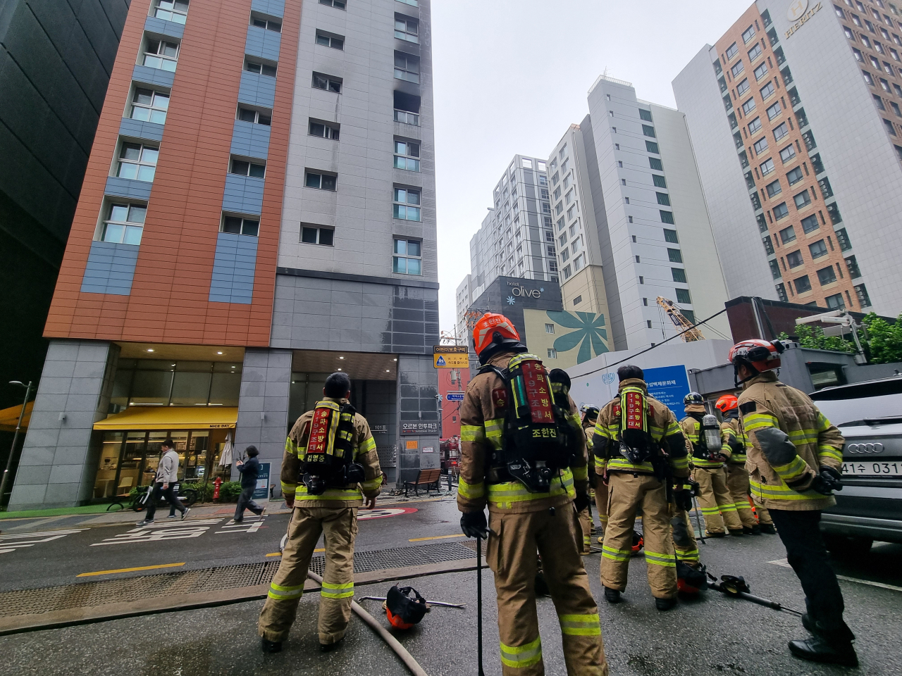 6일 오전 서울 송파구 방이동의 한 오피스텔에서 불이 나 소방대원들이 구조작업을 위해 모여 있다. 김영철 기자