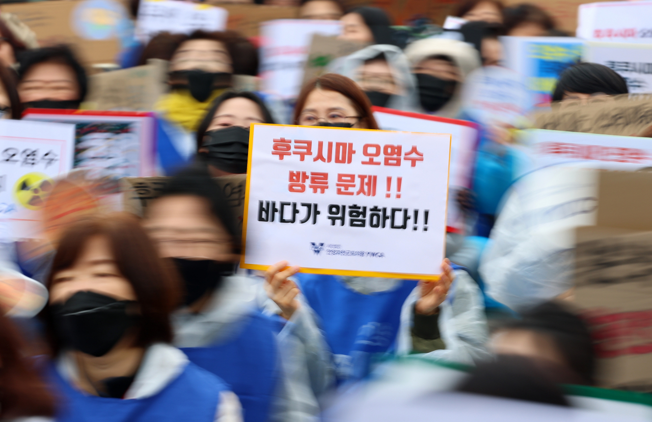 지난 6일 오전 서울 용산 대통령집무실 앞에서 한국YWCA 연합회 회원들이 후쿠시마 오염수 방류 저지 촉구 집회를 하고 있다. 이들은 일본 정부의 후쿠시마 방사성 오염수 방류계획 철회, 한국 정부의 후쿠시마 오염수 투기 적극 저지 등을 촉구했다. 연합뉴스