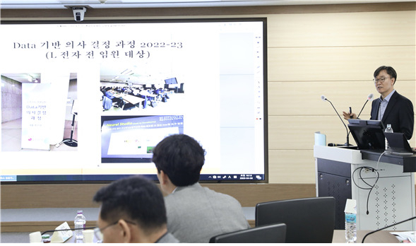 장민 포스텍 겸직교수 겸 인공지능 스타트업 뉴럴웍스랩 대표가 6일 정부대전청사 대회의실에서 통계서비스 혁신을 위한 챗GPT 특강을 하고 있다.[통계청 제공]