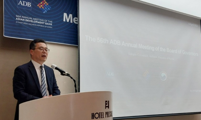 김성욱 기획재정부 국제경제관리관이 6일 서울 중구 프레지턴트호텔에서 열린 주한 아시아개발은행(ADB) 회원국 대사 초청 간담회에서 모두발언을 하고 있다. 김 관리관은 이날 간담회에서 5월 인천 송도에서 개최되는 '제56차 아시아개발은행(ADB) 연차총회'에 회원국의 적극적인 참석을 요청했다.[기획재정부 제공]