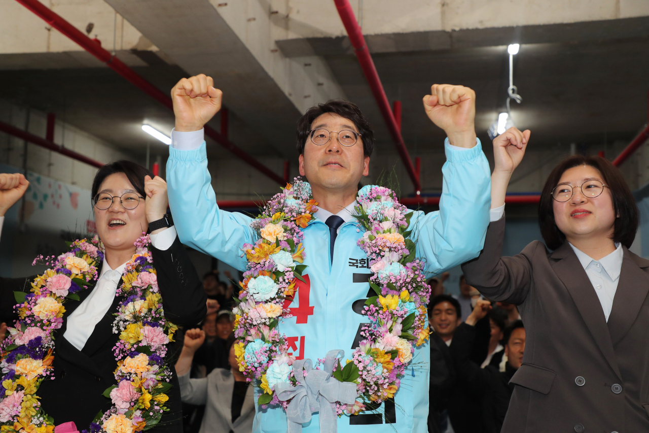 4·5 재보선 전주을 국회의원 재선거에서 당선된 진보당 강성희 후보가 두 팔을 들어 보이고 있다. 왼쪽부터 윤희숙 진보당 상임대표, 강 후보, 배우자 박수경 씨. [연합]