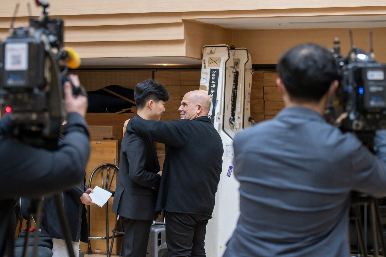 The Seoul Philharmonic Orchestra‘s incoming music director, Jaap van Zweden, hugs violinist Gong Min-bae, 18, after the 18-year-old musician performed during a press conference on Wednesday. (SPO)