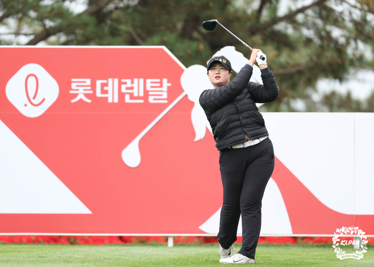 루키 정소이가 2023롯데렌터카여자오픈1R 11번홀에서 티샷을 하고 있다. [klpga 제공]