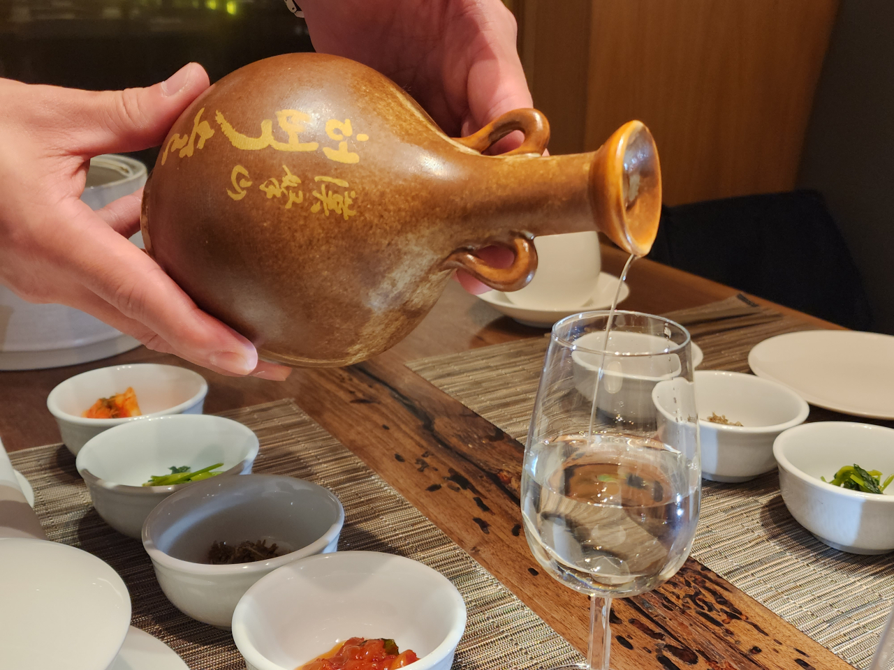 제주선의 시그니처 제주술 허벅주는 작은 와인잔에 따라주는데, 나름의 사연이 있어 정감이 간다.