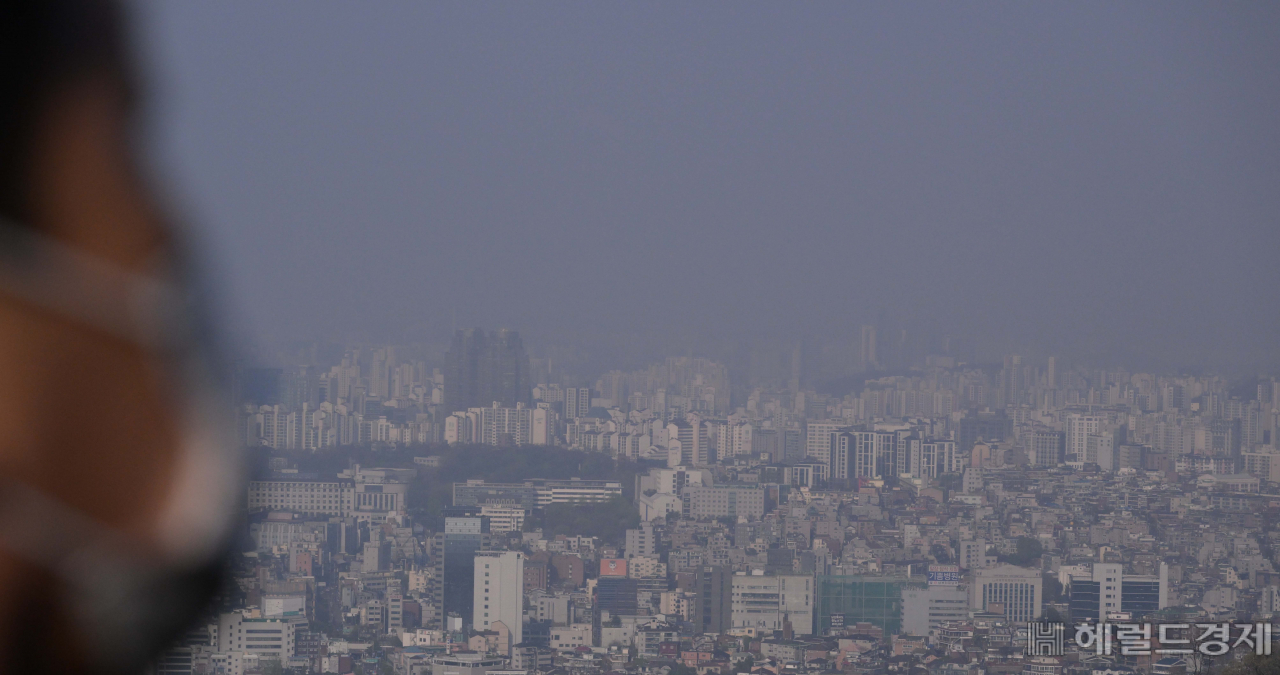 전국 곳곳에 초미세먼지주의보나 경보가 내려진 가운데 7일 오전 서울 남산에서 바라본 도심 일대가 뿌연 모습을 보이고 있다. 이상섭 기자