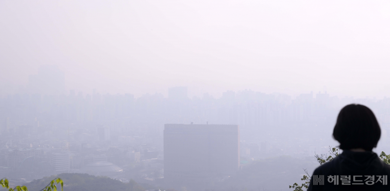 전국 곳곳에 초미세먼지주의보나 경보가 내려진 가운데 7일 오전 서울 남산에서 바라본 도심 일대가 뿌연 모습을 보이고 있다.이상섭 기자