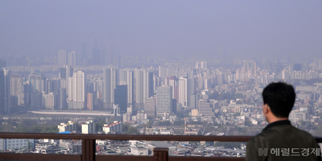 전국 곳곳에 초미세먼지주의보나 경보가 내려진 가운데 7일 오전 서울 남산에서 바라본 도심 일대가 뿌연 모습을 보이고 있다. 이상섭 기자