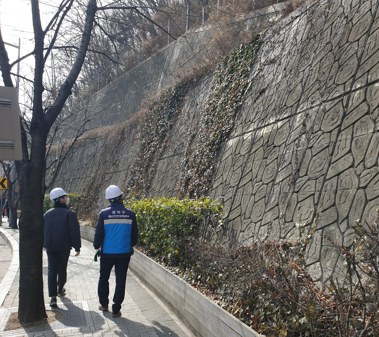 서울 관악구가 5일 발생한 분당 정자교 붕괴 사고와 관련해 교량, 육교 등 공공시설물에 대한 안전 상태 특별점검을 실시한다고 7일 밝혔다. [관악구 제공]