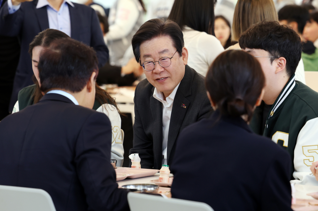 이재명 더불어민주당 대표가 7일 오전 '천원의 아침밥'을 제공하는 광주 북구 전남대학교 제1학생회관 식당에서 학생들과 이야기를 나누고 있다. [연합]