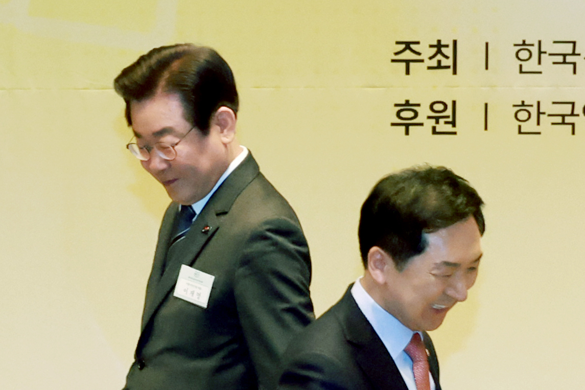 김기현 국민의힘 대표(오른쪽)와 이재명 더불어민주당 대표가 6일 서울 중구 한국프레스센터에서 열린 67회 신문의 날 기념식에 참석해 축하떡 자르기를 위해 자리를 찾아 이동하며 엇갈리고 있다. [연합]