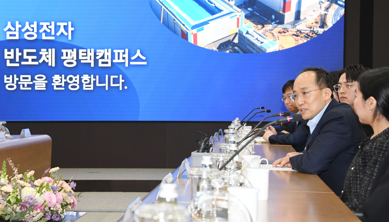 추경호 부총리 겸 기획재정부 장관이 7일 삼성전자 평택캠퍼스를 방문하여 반도체 생산 현장을 살펴보고 간담회를 개최했다. [기획재정부 제공]