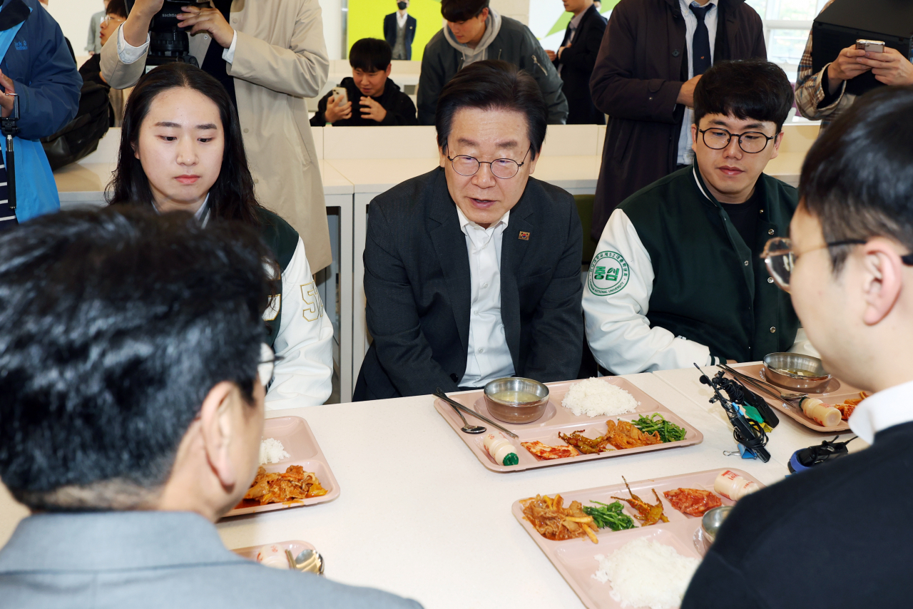 더불어민주당 이재명 대표가 7일 오전 '천원의 아침밥'을 제공하는 광주 북구 전남대학교 제1학생회관 식당에서 학생들과 이야기를 나누고 있다. 연합뉴스