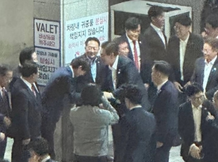 7일 온라인 커뮤니티와 소셜네트워크서비스(SNS)를 중심으로 윤석열 대통령이 전날 2030 부산세계박람회 유치 지원을 위해 부산을 방문했다가 해운대구의 한 횟집을 찾은 사진이 확산되며 화제가 되고 있다. [온라인 커뮤니티]