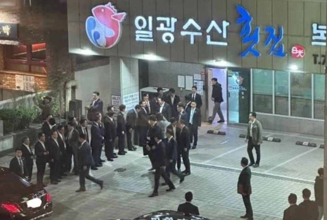 7일 온라인 커뮤니티와 소셜네트워크서비스(SNS)를 중심으로 윤석열 대통령이 전날 2030 부산세계박람회 유치 지원을 위해 부산을 방문했다가 해운대구의 한 횟집을 찾은 사진이 확산되며 화제가 되고 있다. [온라인 커뮤니티]
