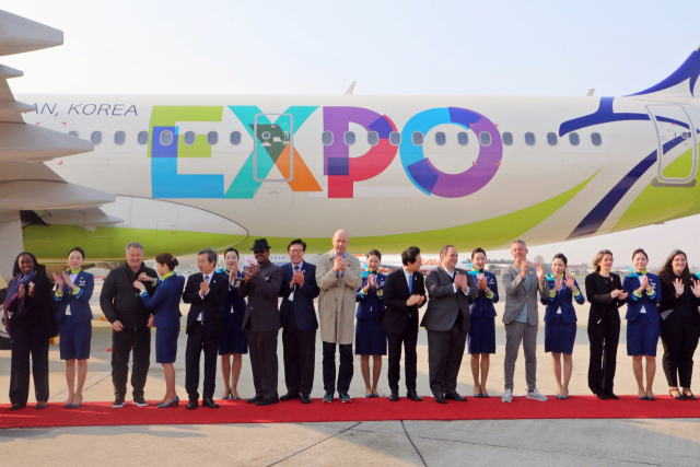 7일 오전 김해국제공항 주기장에서 진행된 국제박람회기구(BIE) 실사단 환송행사에서 실사단과 행사 참가자들이 기념촬영을 하고 있다. [에어부산 제공]