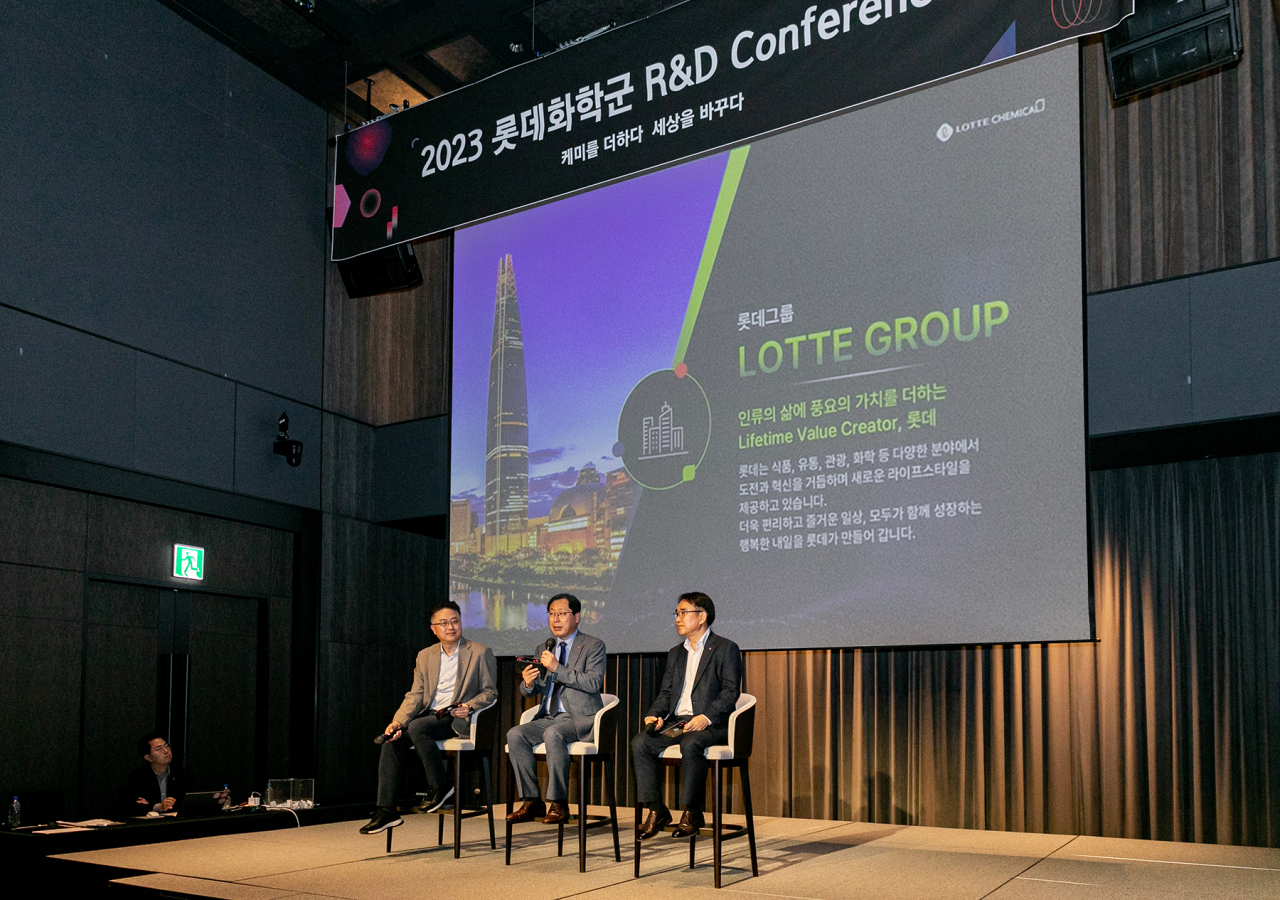 왼쪽부터 황민재 롯데케미칼 종합기술원장, 이영준 롯데케미칼 첨단소재사업대표, 이영재 롯데케미칼 기초소재사업 HR부문장. [롯데케미칼 제공]
