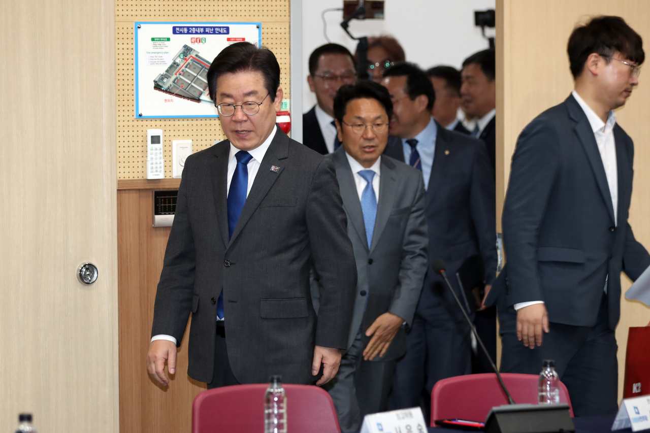이재명(왼쪽) 더불어민주당 대표가 7일 오전 강기정 광주시장(왼쪽 두 번째) 등과 함께 광주 서구 김대중컨벤션센터에서 열린 현장 최고위원회의에 참석하고 있다. [연합]