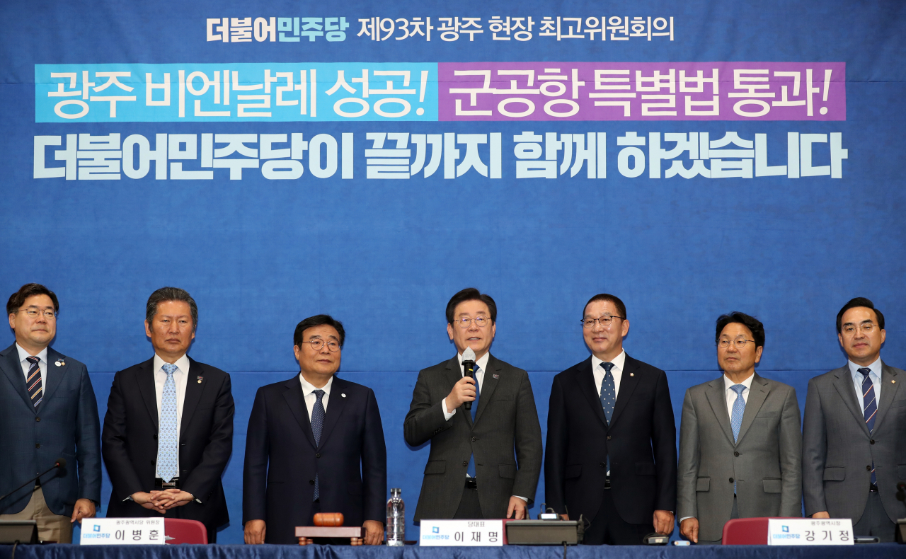 더불어민주당 이재명 대표 등 당 지도부가 7일 오전 광주 서구 김대중컨벤션센터에서 열린 현장 최고위원회의에 참석해 인사하고 있다. 연합뉴스