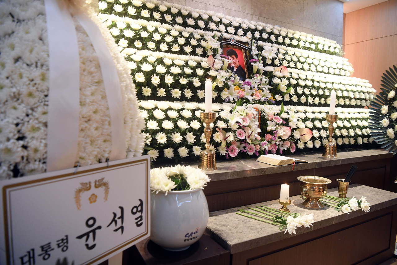 원로가수 고(故) 현미(본명 김명선)의 빈소가 7일 오전 서울 중앙대학교병원 장례식장에 차려졌다. 가수 고(故) 현미의 장례식은 사단법인 대한가수협회장으로 거행된다.[연합]