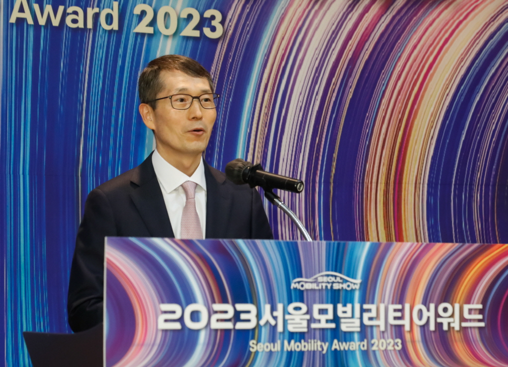 지난 6일 경기도 고양시 킨텍스에서 열린 서울모빌리티어워드 시상식에서 강남훈 서울모빌리티쇼조직위원장 겸 KAMA 회장이 인사말을 하고 있다. [서울모빌리티쇼조직위원회 제공]