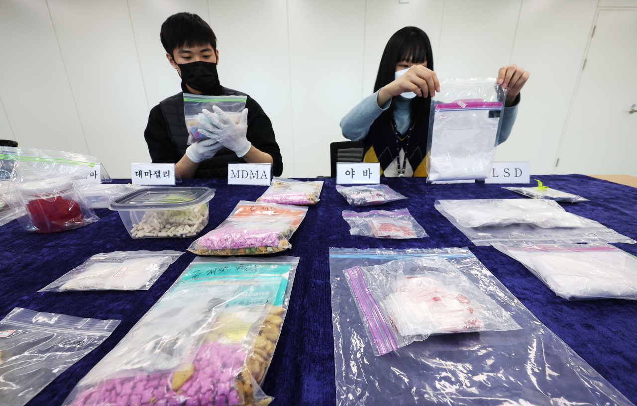 7일 오후 경기도 수원지방검찰청에서 관계자들이 압수한 마약 등을 공개하고 있다. 수원지검 형사6부는 지난해 9월부터 마약류 밀수·유통 사범을 직접 수사해 총 29명을 구속기소 했다고 7일 밝혔다. [연합]