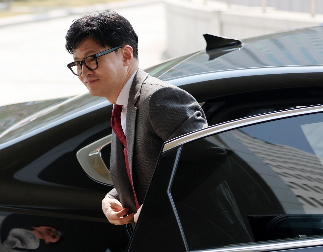 한동훈 법무부장관이 7일 오전 부산 연제구 부산검찰청 종합청사에 도착해 차에서 내리고 있다. 한 장관은 이날 정책현장 간담회를 위해 부산고등·지방검찰청을 찾았다. [연합]