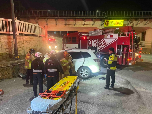 육군 부사관 A씨가 몰던 차량이 지난달 8일 오전 4시 58분께 동해시 구호동에서 축대 벽을 들이받은 사고 현장. 이 사고로 조수석에 타고 있던 아내 B씨가 숨졌다. [강원도소방본부]