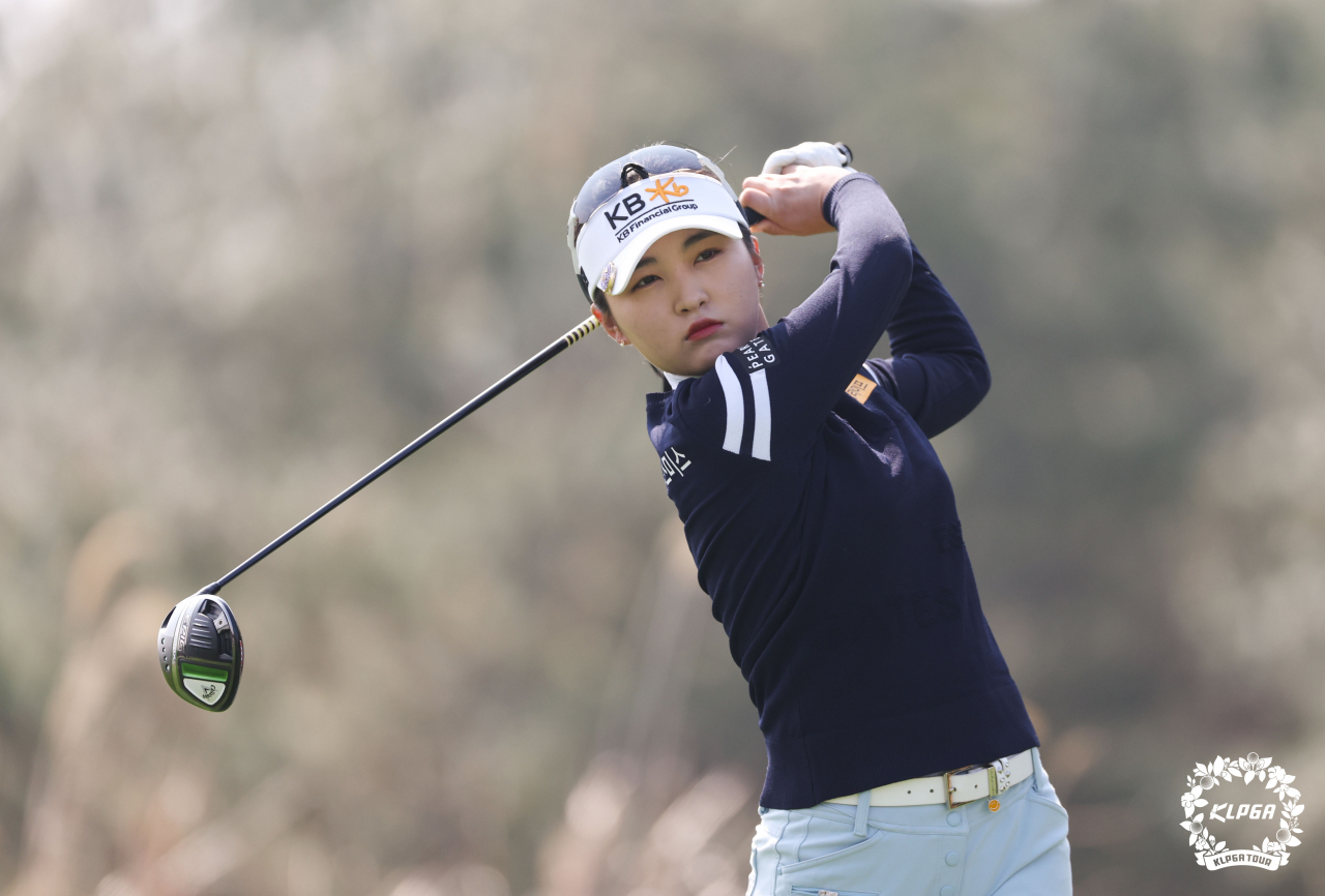 이예원이 15번홀에서 티샷을 날리고 있다.[KLPGA 제공]