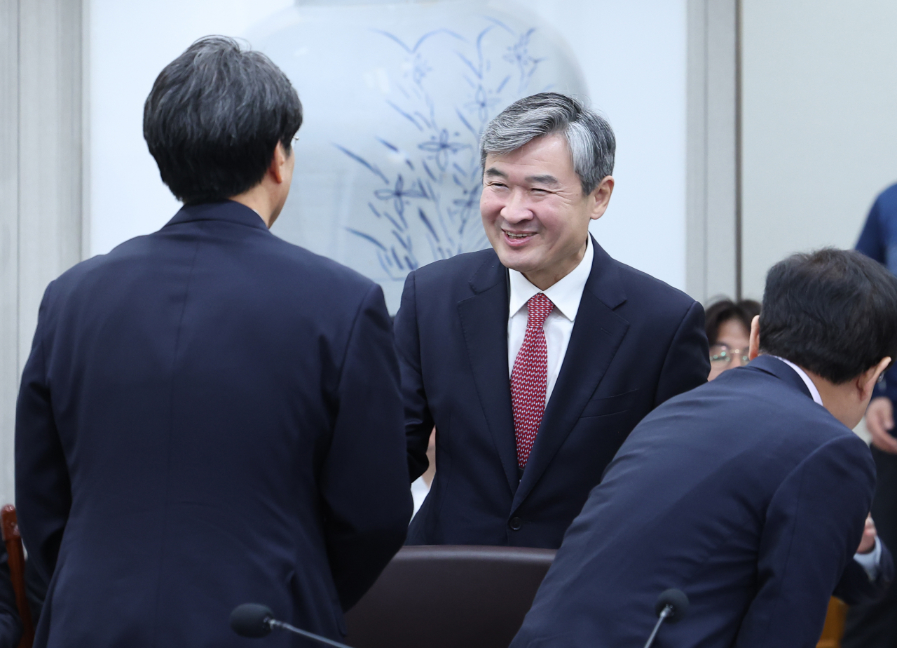 조태용 국가안보실장이 지난 4일 서울 용산 대통령실 청사에서 열린 국무회의에서 국무위원들과 인사를 나누고 있다. [연합]