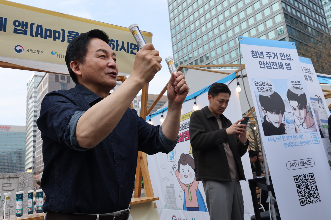 깡통 토토사이트 추천, 토토사이트 추천 사기 등 사고가 빈발하자 원희룡 국토교통부 장관(왼쪽)이 임차주택 시세와 집주인 정보를 확인할 수 있는 '안심토토사이트 추천앱' 설치를 독려하고 있다. [연합]