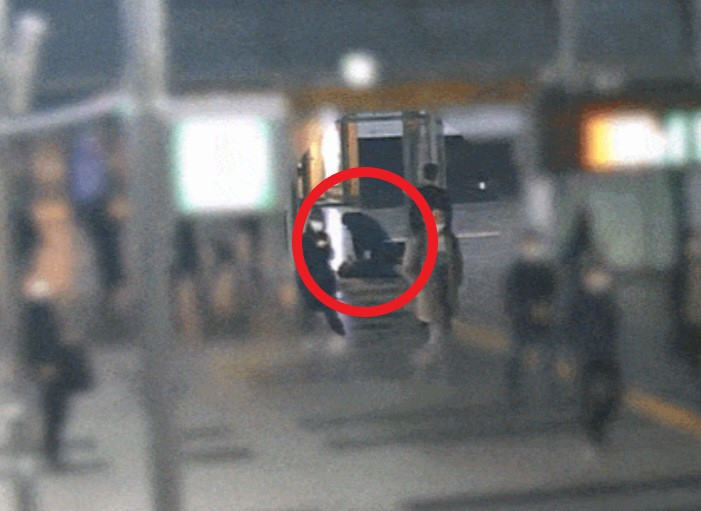 지난달 20일 경기 안양시 안양역 대합실에서 60대 남성이 심근경색으로 쓰러지자 한국도로공사 장대언(37)대리가 심폐소생술을 하고 있다. [한국도로공사 제공]