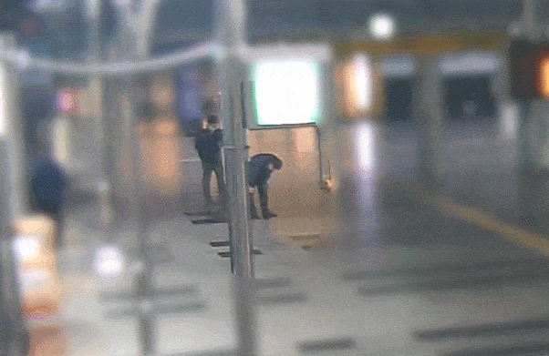 지난달 20일 경기 안양시 안양역 대합실에서 60대 남성이 심근경색으로 쓰러지자 한국도로공사 장대언 대리가 다가오고 있다. [한국도로공사 제공]