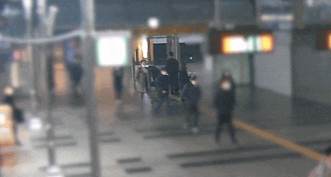 지난달 20일 경기 안양시 안양역 대합실에서 60대 남성이 심근경색으로 쓰러지자 한국도로공사 장대언(37)대리가 심폐소생술을 하고 있다. [한국도로공사 제공]